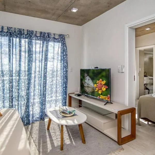 A estrenar! Apartamento con pileta zona aeropuerto WIFI 200MG，位于La Mercedes的酒店