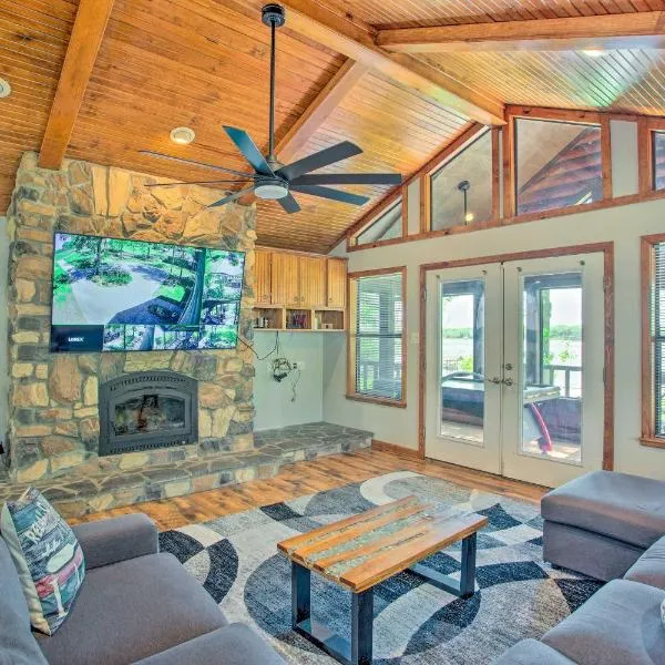 Waterfront Yantis Retreat with Deck and Zipline!，位于Yantis的酒店