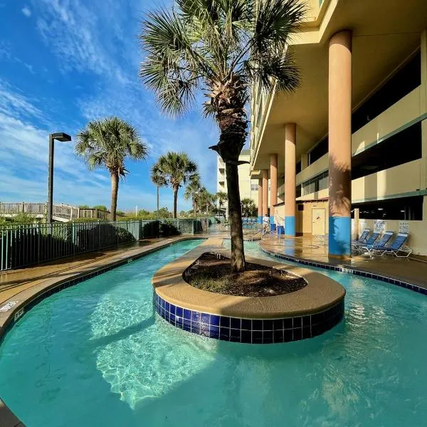 Oceanview Condo with Pool, hot tub, balcony, right on the beach，位于默特尔比奇的酒店