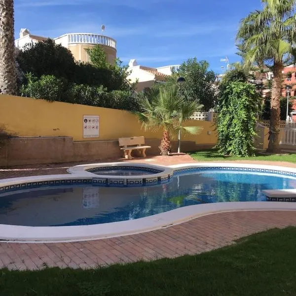 Top Floor spacious apartment with roof terrace，位于阿利坎特的酒店