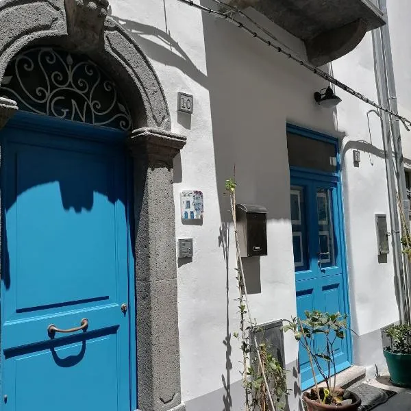 "la casa dell'architetto" con terrazza panoramica in centro storico e a due passi dal porto，位于利帕里的酒店