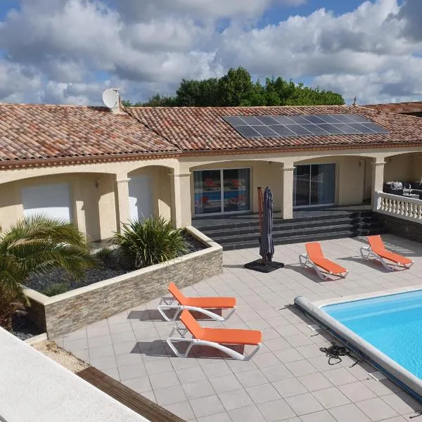 villa 15 personnes avec piscine et terrain de pétanque，位于Bourgougnague的酒店