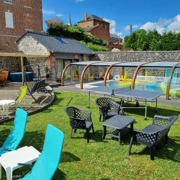 Duplex Swimming Cats，位于Saint-Hilaire-sur-Helpe的酒店