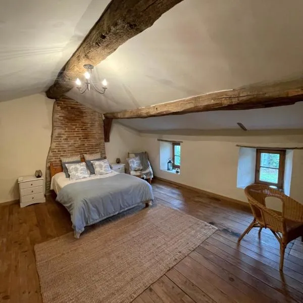 Beautiful Cottage with private plunge pool/Hot Tub - 40 mins from Puy du Fou，位于La Chapelle-Saint-Étienne的酒店