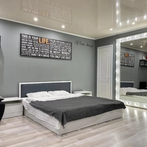 Квартира-студия в центре с белым постельным, идеально чиcтая, с большим зеркалом，位于Teplichnoye的酒店