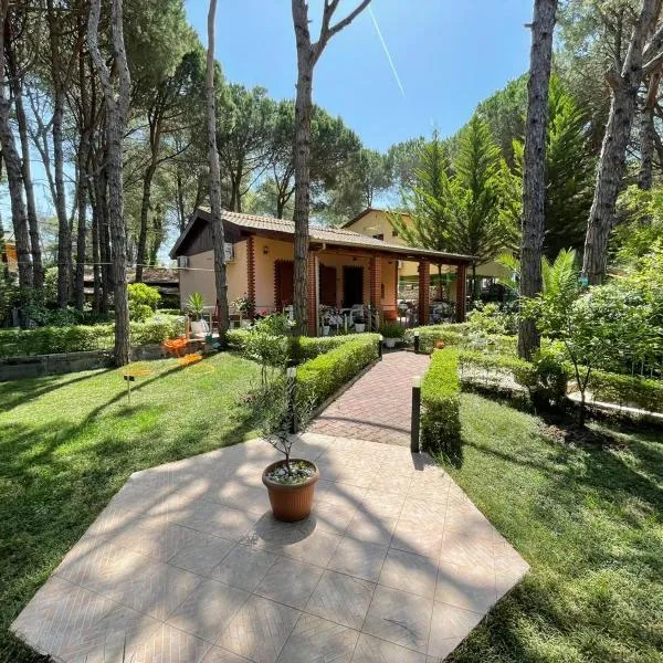 Seafront Villa with a Stunning Garden，位于格勒姆的酒店
