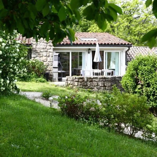 Les Grangeonnes, gîtes nature, piscine, bain nordique, sauna pour accueil familiale ou de groupe，位于Saint-Basile的酒店