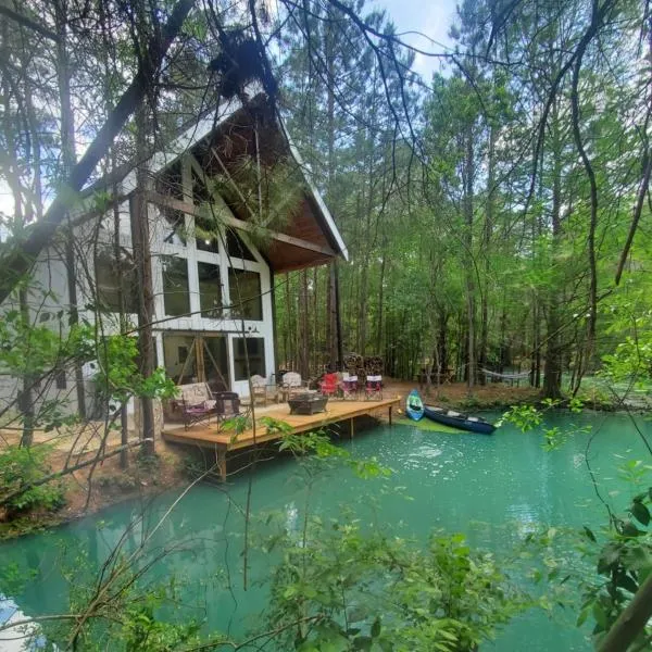 Waterfront Lonestar Cabin in a Magical Forest，位于Waller的酒店