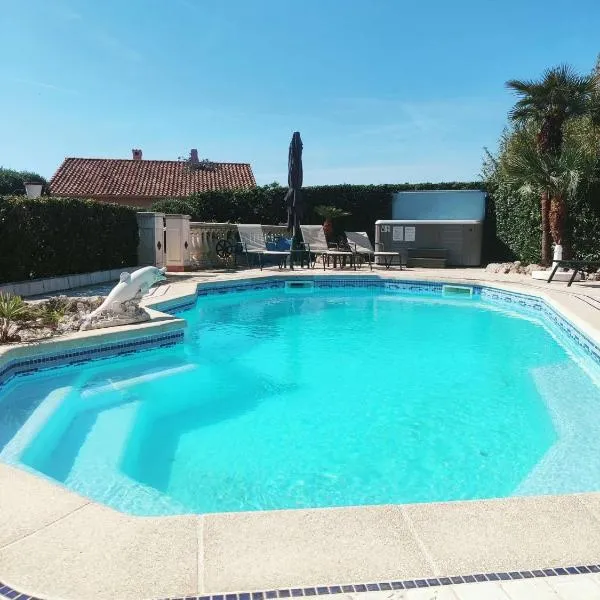 VILLA PLEIN SUD à 900m du centre de Cavalaire sur Mer - chambre climatisée - piscine - spa- Calme et Détente，位于勒·雷约尔·卡纳德尔·苏尔的酒店