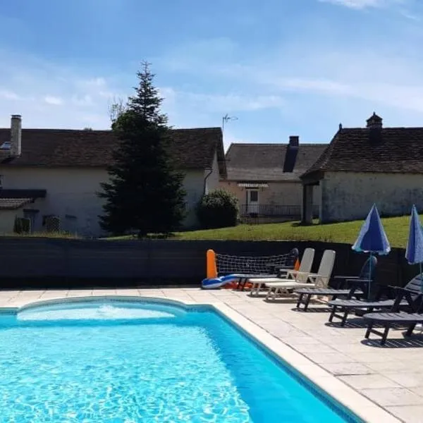 Gites Le Clos de Lamie avec 2 piscines privées，位于Cournazac的酒店