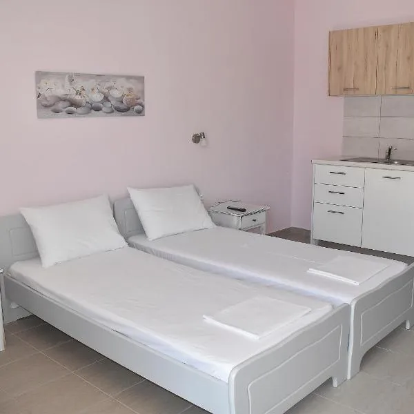 Giorgos-Fenia Apartments，位于帕拉利亚卡泰里尼斯的酒店