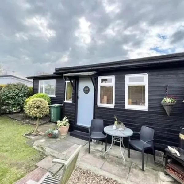 2 bedroom chalet bungalow on Humberston Fitties.，位于Humberston的酒店