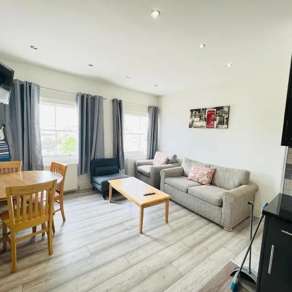 Entire New Flat With View to River Yare, H7，位于Stokesby的酒店