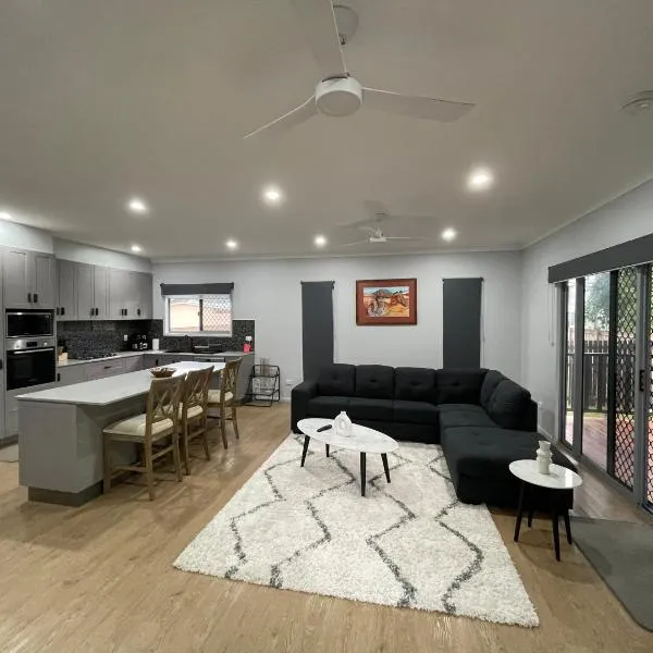 Holiday Home at Golf Course Townsville，位于Rosslea的酒店