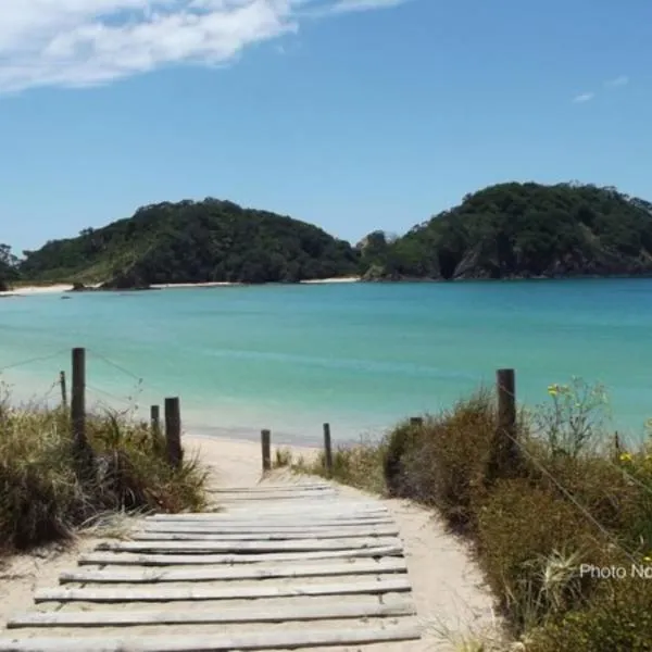 Matapouri bach - beautiful Northland beach，位于图图卡卡的酒店