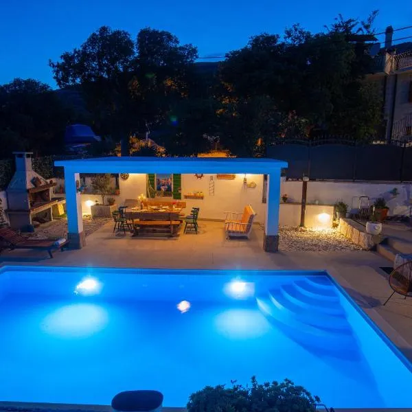 Villa Marela with Heated Swimming Pool，位于Prgomet的酒店