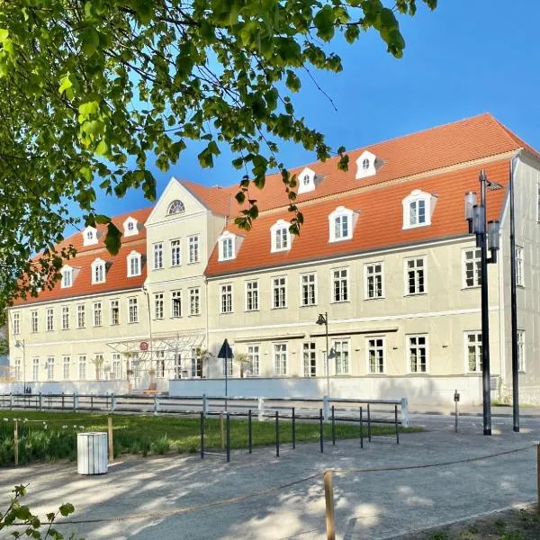 Hotel "Friedrich-Franz-Palais"，位于Retschow的酒店