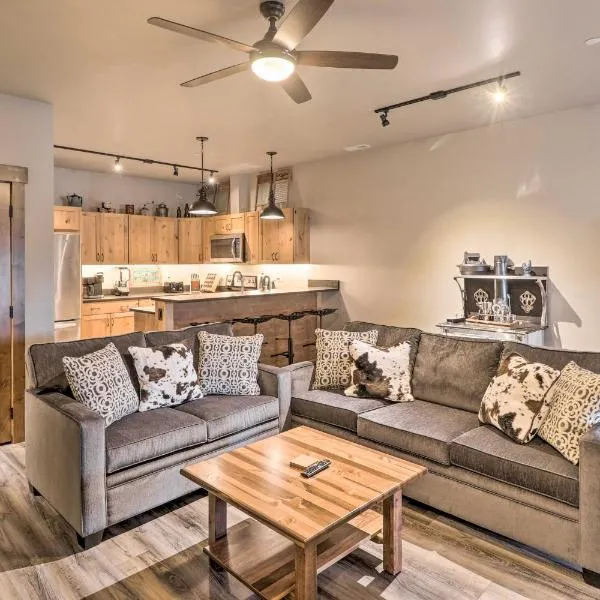 Cozy Columbia Falls Condo with Private Balcony!，位于哥伦比亚瀑布的酒店