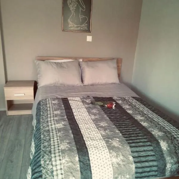Minimal & cozy studio ΜΕ ΔΩΡΕΑΝ ΧΩΡΟ ΣΤΑΘΜΕΥΣΗΣ，位于卡瓦拉的酒店