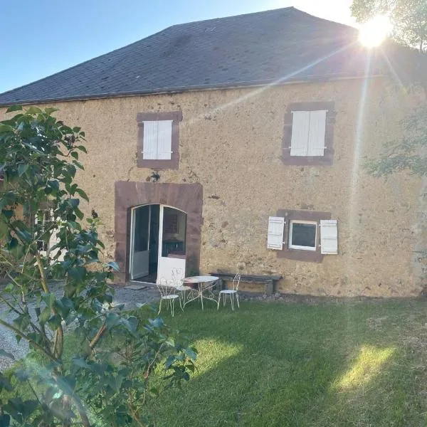 GÎTE GUIROYA，位于Saint-Jean-le-Vieux的酒店