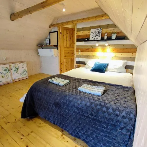 Self check-in Attic Suite next to Hiking Trails，位于Kärde的酒店