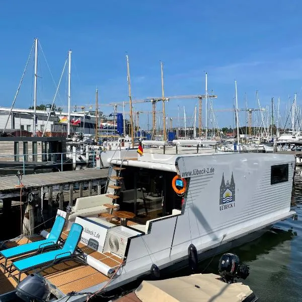 Hausboot mit Traumlage in Lübeck-Travemünde，位于Rönnau的酒店