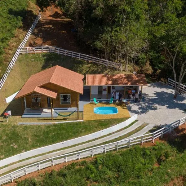 Recanto Águas Nascentes - Casa na serra com piscina e cachoeira no quintal!!，位于Ibitirama的酒店