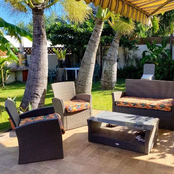 Chalet charmant à Saint-Joseph avec terrasse et jardin，位于圣若瑟的酒店