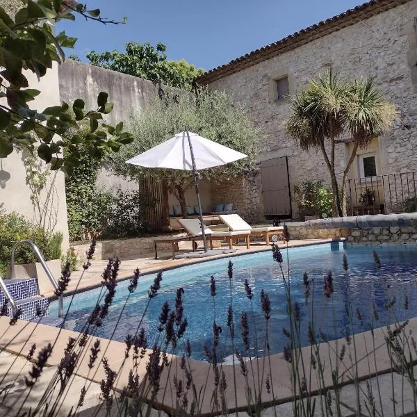 La Maison Des Autres, piscine chauffée, chambres d'hôtes proches Uzès, Nîmes, Pont du Gard，位于Fons-outre-Gardon的酒店