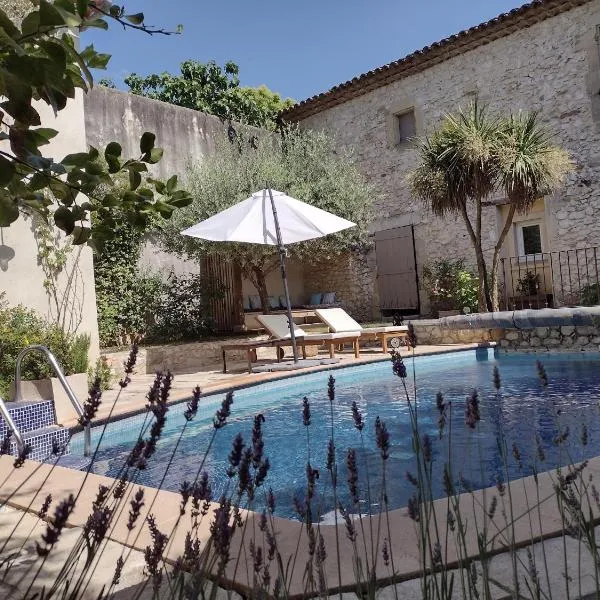 La Maison Des Autres, piscine chauffée, chambres d'hôtes proches Uzès, Nîmes, Pont du Gard，位于Cruviers-Lascours的酒店