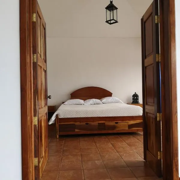 Vista Encantada Hotel & Masajes Profesionales，位于Villa Canales的酒店