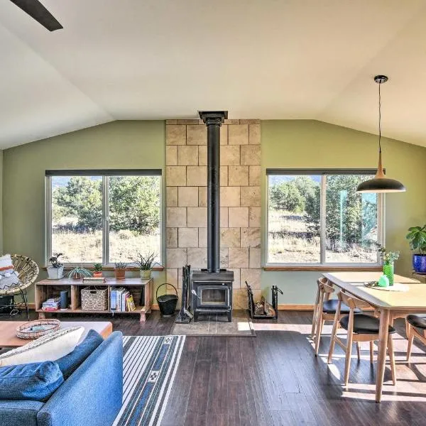 Cozy Remote Retreat • Mountain Views • Stargazing，位于Crestone的酒店