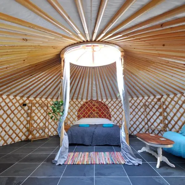 Unique underfloor heated Yurt with Hot tub，位于鲍斯特里特的酒店