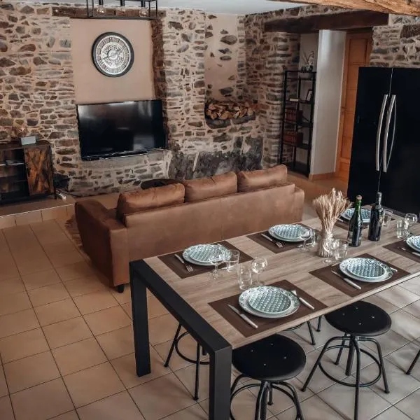 maison quartier médiéval au pied du château FOUGERES，位于富热尔的酒店