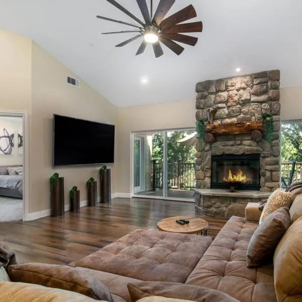 New Luxury 5BR Cabin in Pine Mountain Lake! 1 Minute to Beach! Massage Chair! Close to Yosemite! Perfect for Retreats and Escapes All Seasons!，位于格罗夫兰的酒店