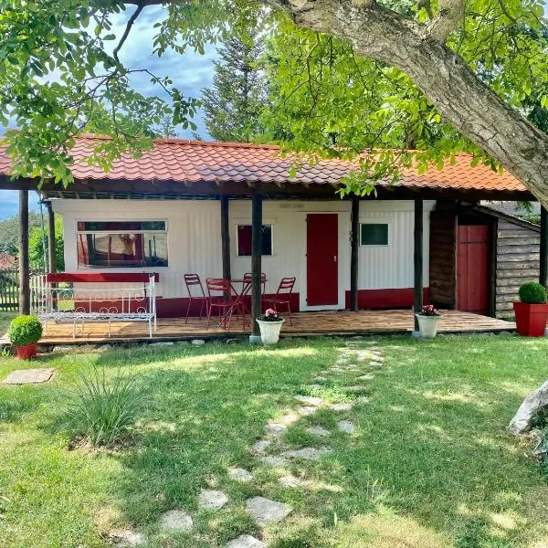 Mobilhome sous chalet en bois à la ferme,位于Josnes的酒店
