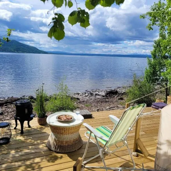 Unique Glamping on the beach 35 min from Oslo，位于Nes的酒店