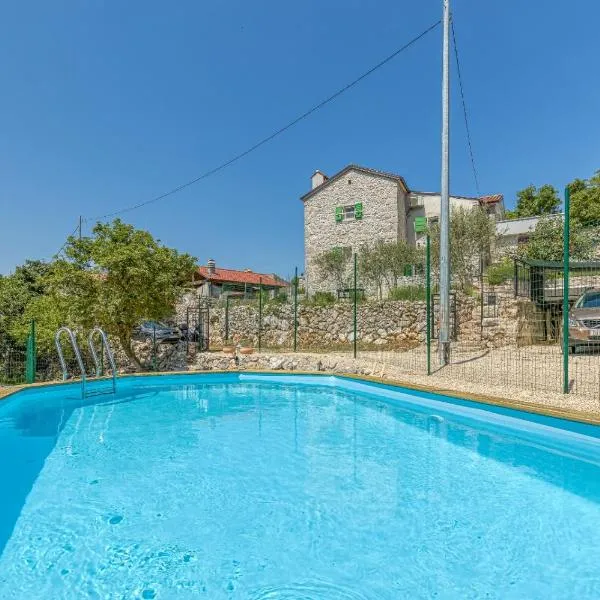 Villa Ana with jacuzzi & swimming pool，位于茨雷斯的酒店