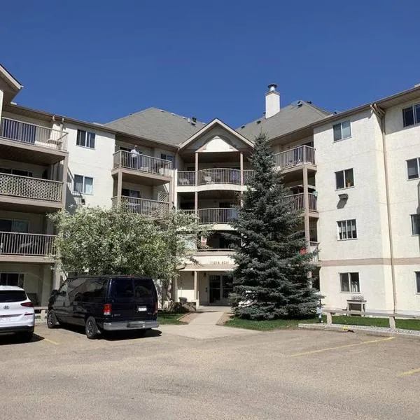 Chris Cozy Condo Commonwealth #205 Edmonton，位于埃德蒙顿的酒店