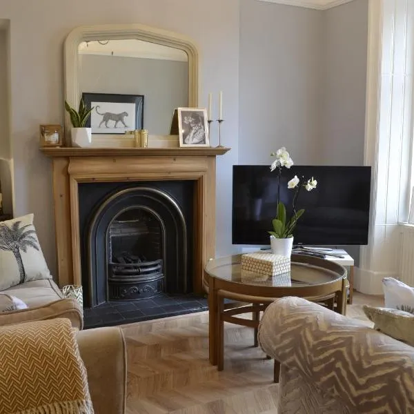Stunning Period Townhouse with Garden, Walking Distance to Town，位于邓弗里斯的酒店