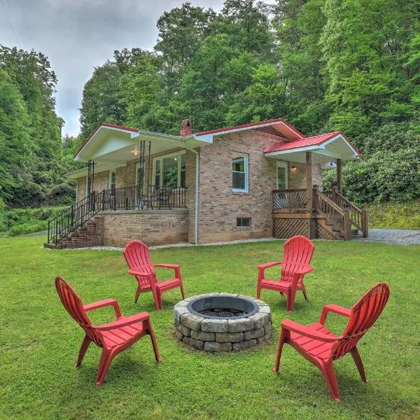 Secluded Marshall Cabin Near Appalachian Trail，位于Hot Springs的酒店