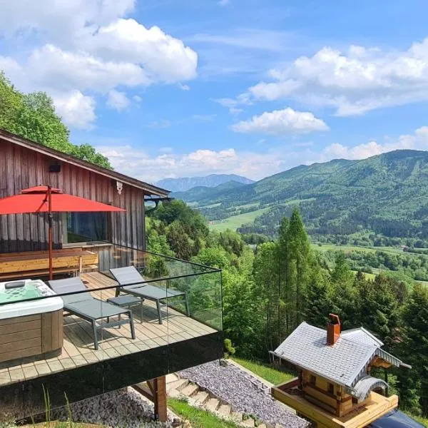 Ruhige Bergvilla in Alleinlage am Mondsee mit Seeblick Bergblick und Whirlpool，位于Innerschwand am Mondsee的酒店