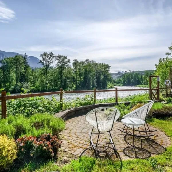 Riverfront Paradise w/ Hot Tub--Little River House，位于Gold Bar的酒店