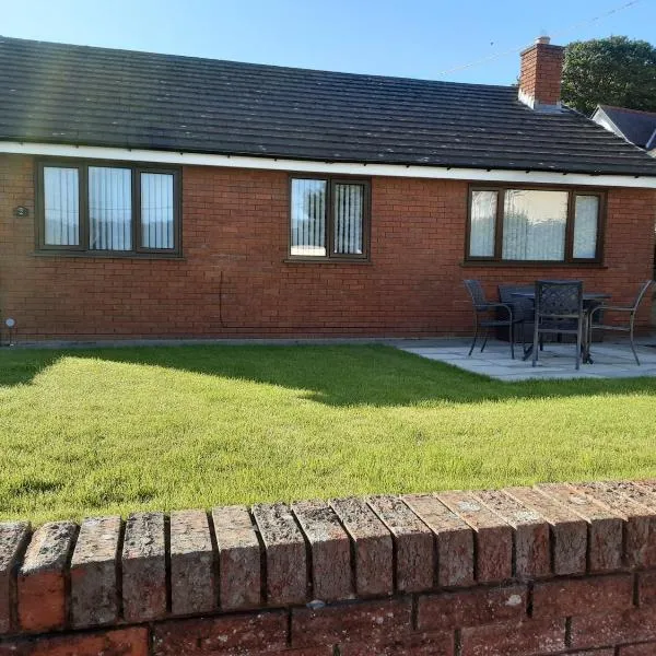 3-Bed bungalow near Conwy valley close to Castle，位于拉尔的酒店