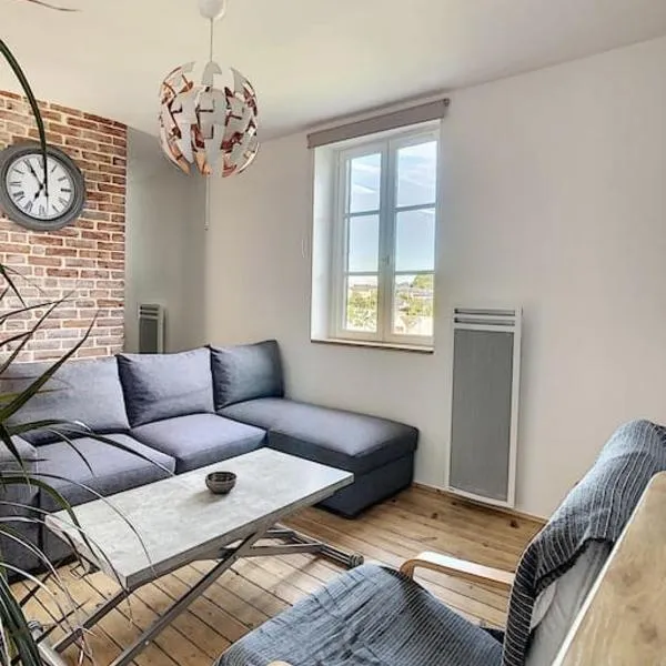 Les Mouettes. Appart Honfleur 4 personnes vue pont de Normandie，位于翁弗勒尔的酒店