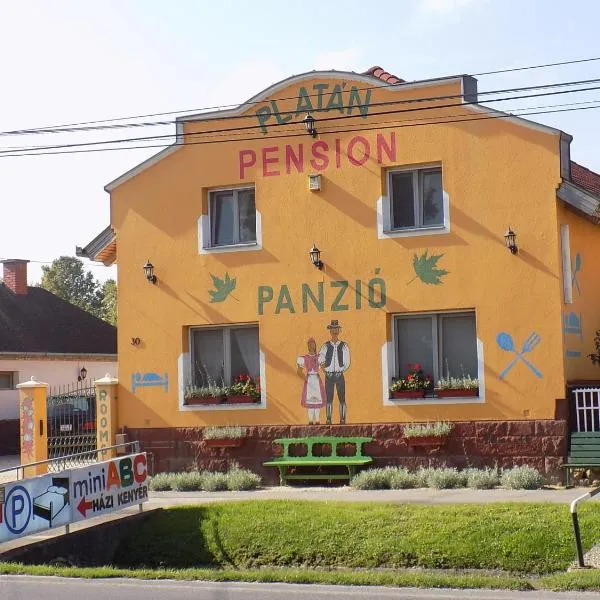 Platán Panzió，位于Pér的酒店