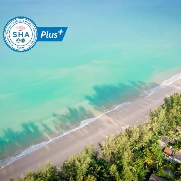 Outrigger Khao Lak Beach Resort - SHA Extra Plus，位于Ban Sai Mat的酒店