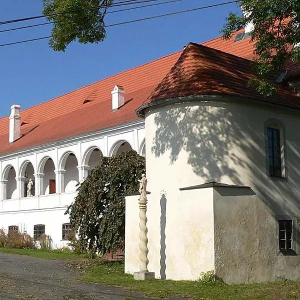 Zámek Mokrosuky，位于Branickov的酒店