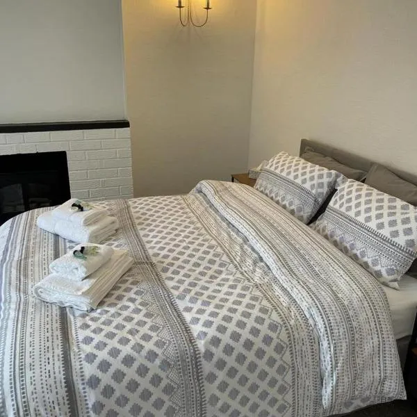 Impeccable 2-Bed Apartment in Eastbourne，位于伊斯特布恩的酒店