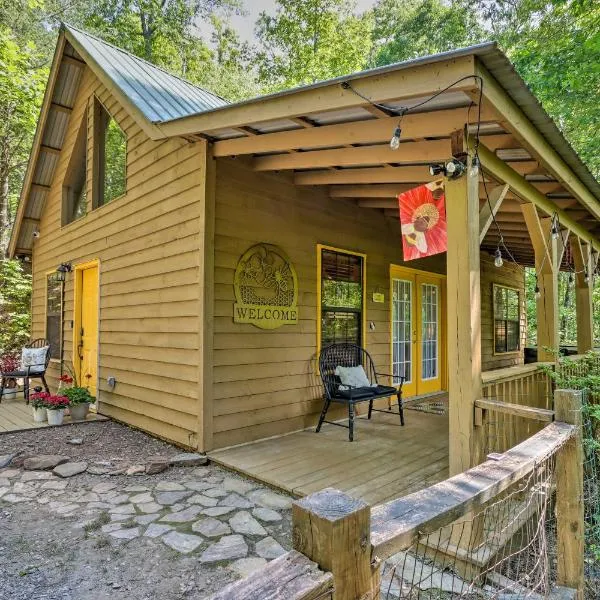 Bumblebee Cottage Murphy Retreat with Hot Tub，位于Salem的酒店